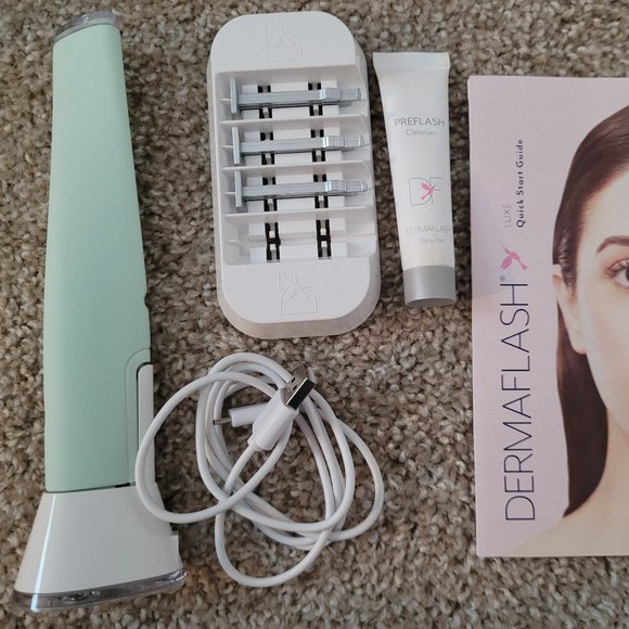 DERMAFLASH Luxe Anti-Aging Exfoliation Mint Green - Microdermabrasion - LIKE NEW - Picture 1 of 7